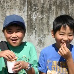 笑顔で頬張るｷｬﾗﾒﾙﾎﾟｯﾌﾟｺｰﾝ