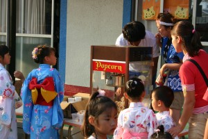 夏祭りイベントに、ポップコーン出店で行列が出来る人気！