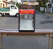 ポップコーン機と折りたたみテーブルは、配送業者が異なります